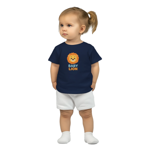 Tecknat gulligt lejonhuvud med text "BABY LION" på marinblå baby t-shirt.
