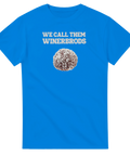 Chokladboll med kokosflingor och texten "WE CALL THEM WINERBRODS" på blå t-shirt.