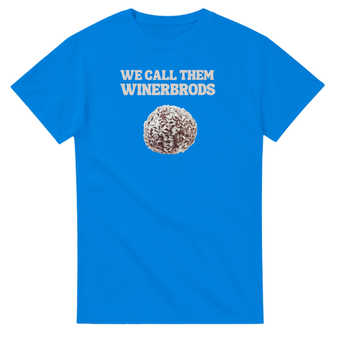 Chokladboll med kokosflingor och texten "WE CALL THEM WINERBRODS" på blå t-shirt.