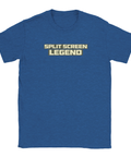 Split Screen Legend" text i beige och grå på en mörkblå t-shirt med rund hals, retro gaming-stil.