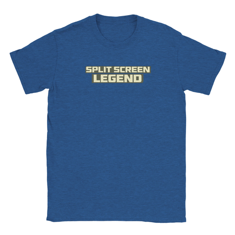 Split Screen Legend" text i beige och grå på en mörkblå t-shirt med rund hals, retro gaming-stil.