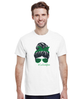 Hårknut med grönt rutigt diadem och solglasögon, text #Coolsomfan, på vit t-shirt.