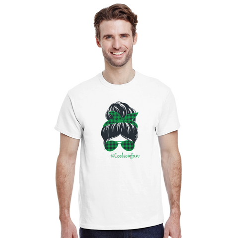 Hårknut med grönt rutigt diadem och solglasögon, text #Coolsomfan, på vit t-shirt.