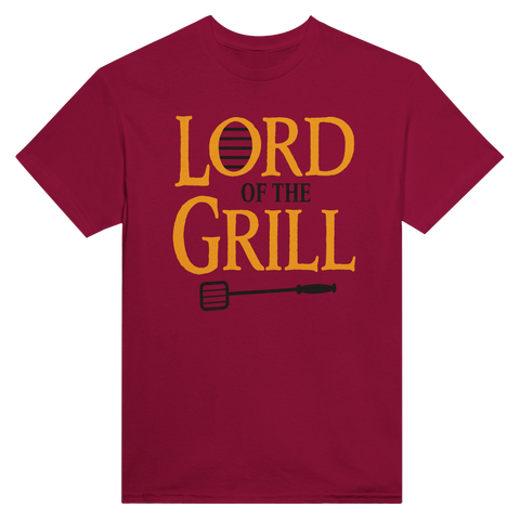 Lord of the Grill" text med grillspade på vinröd t-shirt, humoristisk stil.