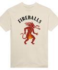 Röd eldsprutande demon med texten "FIREBALLS" på beige t-shirt.