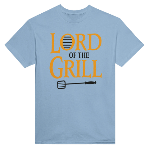 Lord of the Grill" text i orange med grillgaller i O, svart grillspade på ljusblå t-shirt.