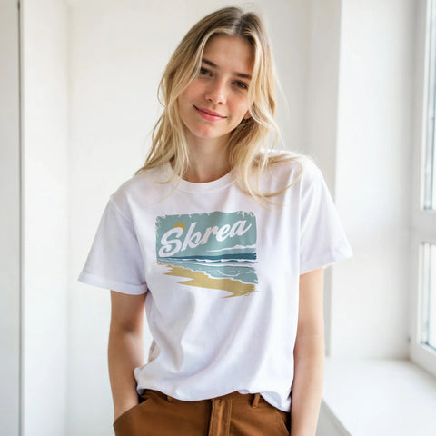 Kvinna bär vit t-shirt med nostalgisk grafisk havsmålning