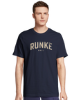 Man bärande en marinblå t-shirt med humoristiskt textmotiv