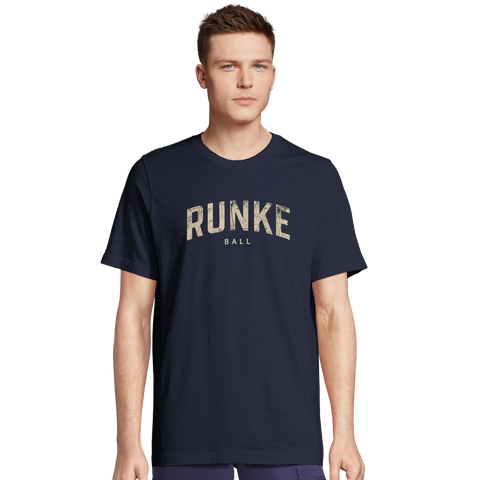Man bärande en marinblå t-shirt med humoristiskt textmotiv