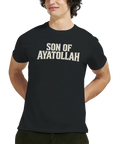 Man bär t-shirt med grafiskt tryck och uttrycksfullt budskap
