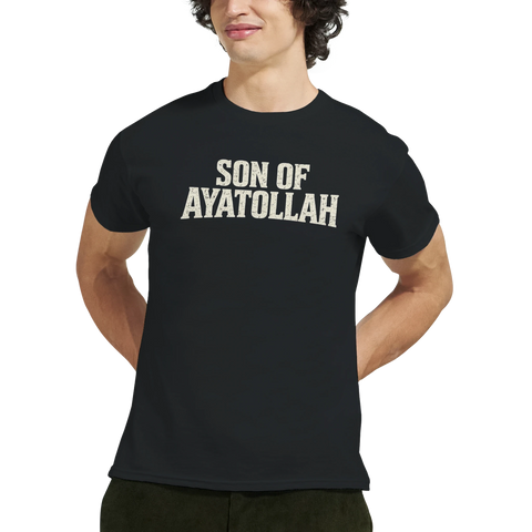 Man bär t-shirt med grafiskt tryck och uttrycksfullt budskap
