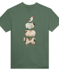 Stapel av bondgårdsdjur: tupp, svart får, brunt får, ko i akvarellstil på grön t-shirt.