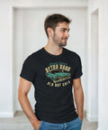Närbild på retrobilmotivet på en svart t-shirt, visar detaljer av krom och klassisk design, en hyllning till 50-tals bilar och rockabilly-stilen.
