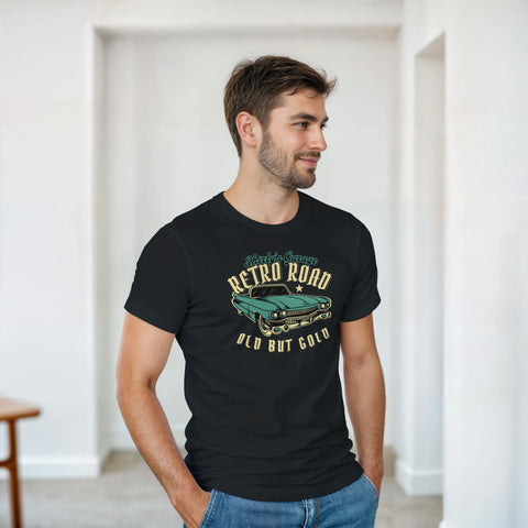 Närbild på retrobilmotivet på en svart t-shirt, visar detaljer av krom och klassisk design, en hyllning till 50-tals bilar och rockabilly-stilen.
