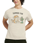 Tecknad orange-vit katt i fläktens vind med text "SUMMER FUN" på gräddvit t-shirt.