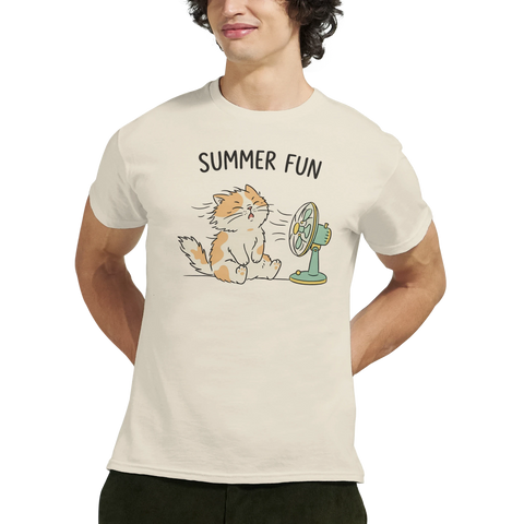 Tecknad orange-vit katt i fläktens vind med text "SUMMER FUN" på gräddvit t-shirt.