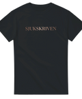 Stilren grafisk t-shirt med texten Sjukskriven i elegant typsnitt