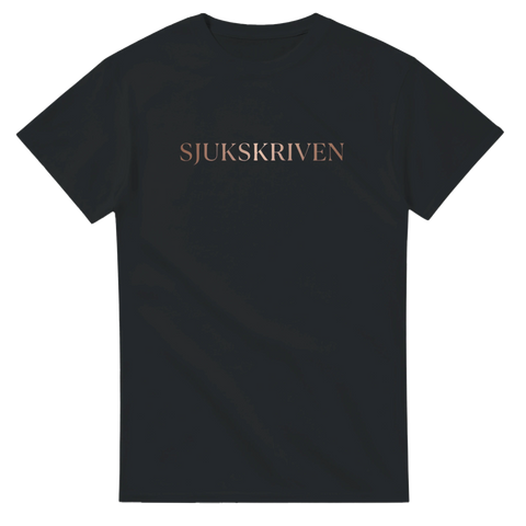 Stilren grafisk t-shirt med texten Sjukskriven i elegant typsnitt