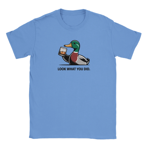 Ljusblå t-shirt med ironiskt motiv av en anka som dricker sprit