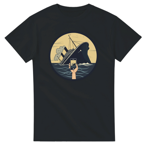 Grafiskt tryck med samhällskritik och smartphone framför sjunkande skepp – svart t-shirt