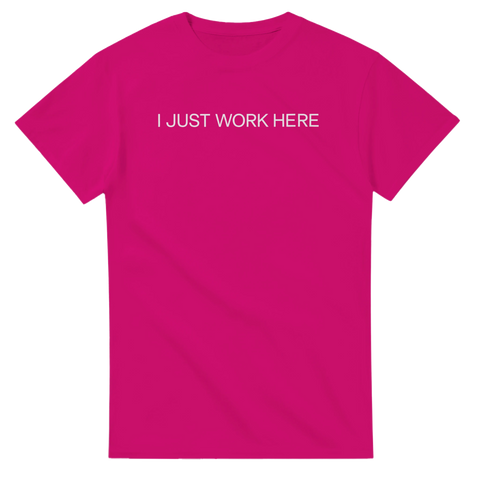 I Just Work Here" text i vit, enkel stil på fuchsia t-shirt.