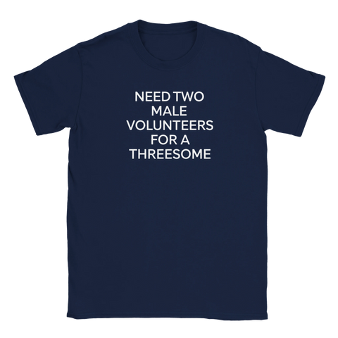 Mörkblå t-shirt med statement-design och socialt utmanande budskap