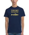 Guldgul sill med text "TYPISKT VÄSTKUSTSKT" på mörkblå t-shirt.