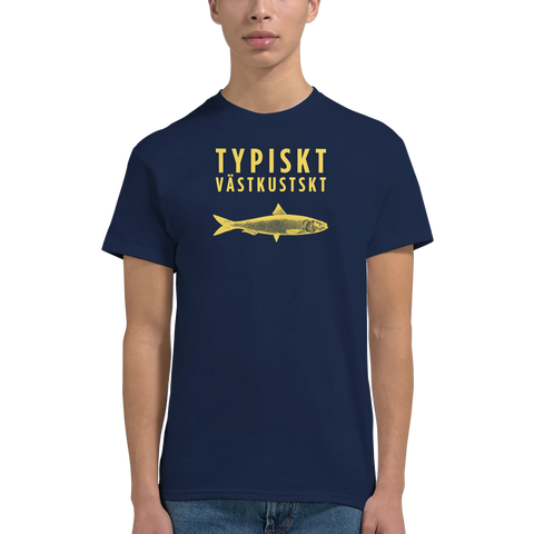 Guldgul sill med text "TYPISKT VÄSTKUSTSKT" på mörkblå t-shirt.