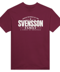 Vinröd t-shirt med texten Svensson – A Family of Originals