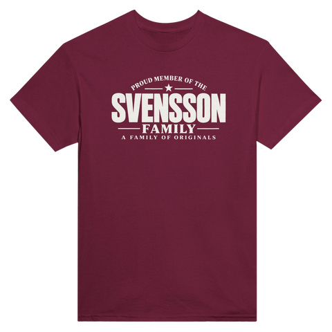 Vinröd t-shirt med texten Svensson – A Family of Originals