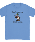 Humoristisk t-shirt i blått med motiv av en beväpnad gräsand
