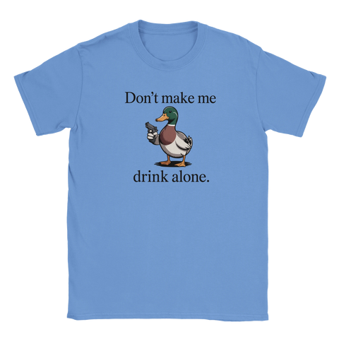 Humoristisk t-shirt i blått med motiv av en beväpnad gräsand