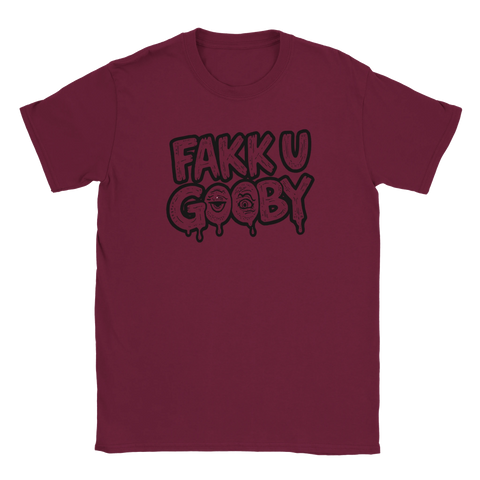 Vinröd t-shirt med ett spetsigt budskap i en surrealistisk font