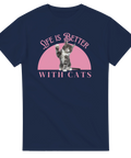 Grafiskt kattryck med texten Life is better with cats på marinblå t-shirt