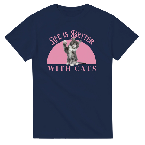 Grafiskt kattryck med texten Life is better with cats på marinblå t-shirt