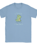 Ljusblå t-shirt med en absurd illustration av en dinosaurie med prisrosett