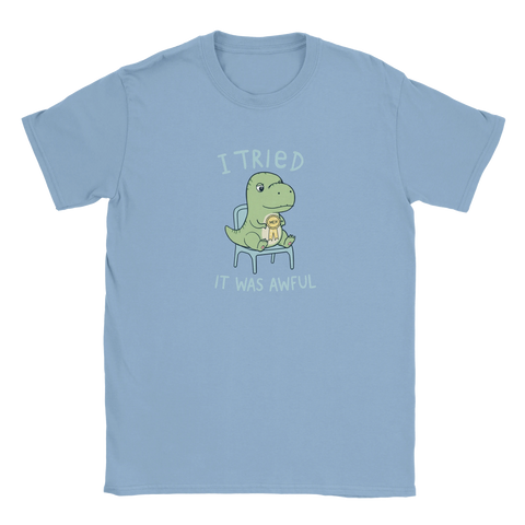Ljusblå t-shirt med en absurd illustration av en dinosaurie med prisrosett