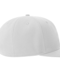 Woke" text i svart brodyr på vit snapback-keps med platt skärm.