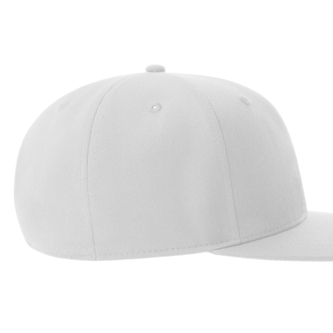 Woke" text i svart brodyr på vit snapback-keps med platt skärm.