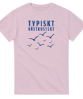Blå text "TYPISKT VÄSTKUSTSKT" med flygande måsar på ljust rosa t-shirt.