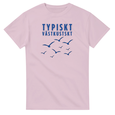 Blå text "TYPISKT VÄSTKUSTSKT" med flygande måsar på ljust rosa t-shirt.