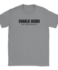 Grå t-shirt med spetsigt budskap i minimalistisk typografi
