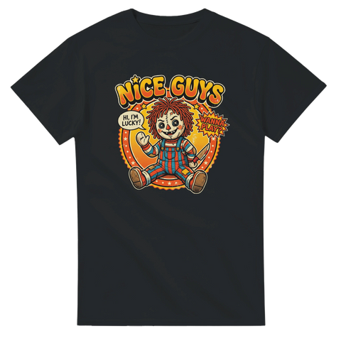 Retro illustration av en creepy skräckdocka med kniv – grafiskt tryck på svart t-shirt