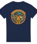 Retro illustration av majbrasa och firande vänner på en marinblå t-shirt