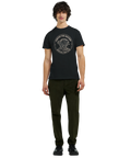 Man bär en svart t-shirt med Jimothy the Raccoon fan club-motiv