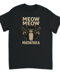 Svart katt med pistoler och text "MEOW MEOW MADAFKA" på svart t-shirt.