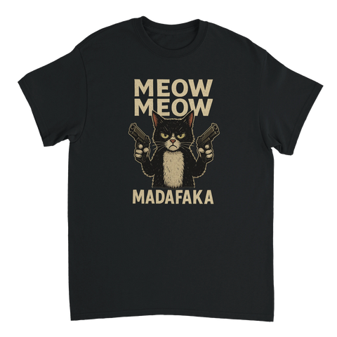 Svart katt med pistoler och text "MEOW MEOW MADAFKA" på svart t-shirt.