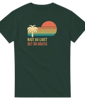 Retro solnedgång med palm och text "Njut av livet det är gratis" på mörkgrön t-shirt.