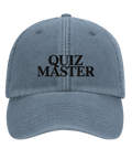 Quiz Master" text på gråblå dad cap med böjd skärm.