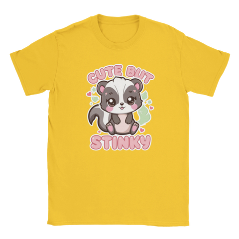 Gul t-shirt med tryck av en söt skunk och texten "Cute but Stinky".